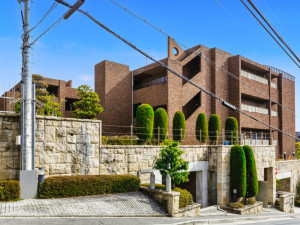 川西市寺畑、マンションの外観画像です