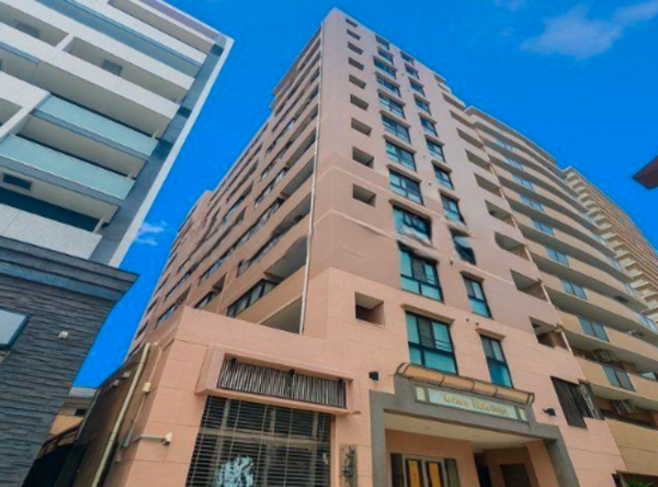 八王子市八日町、マンションの外観画像です