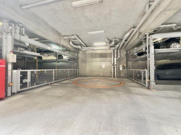 八王子市八日町、マンションの駐車場画像です