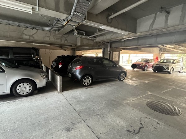 八王子市明神町、マンションの駐車場画像です