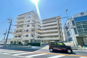 神戸市垂水区海岸通、マンションの外観画像です