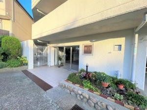 神戸市垂水区西舞子、マンションの外観画像です