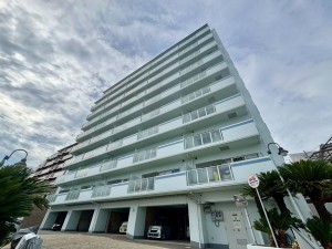 神戸市垂水区海岸通、マンションの外観画像です