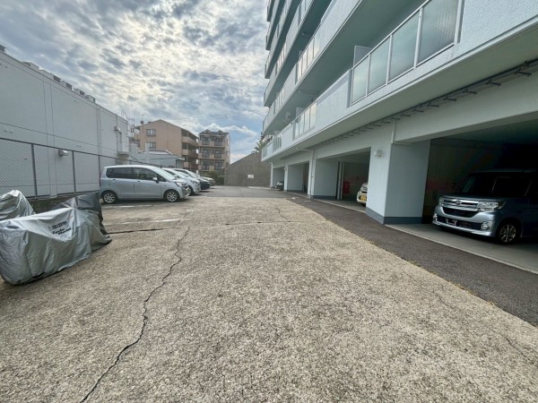 神戸市垂水区海岸通、マンションの駐車場画像です