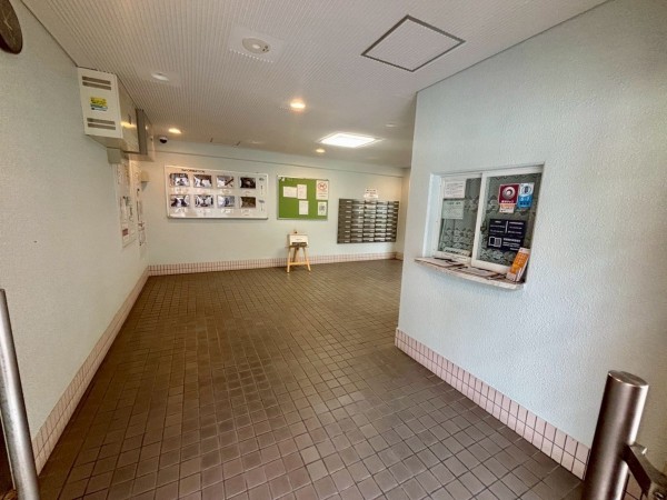 神戸市垂水区海岸通、マンションのエントランス画像です