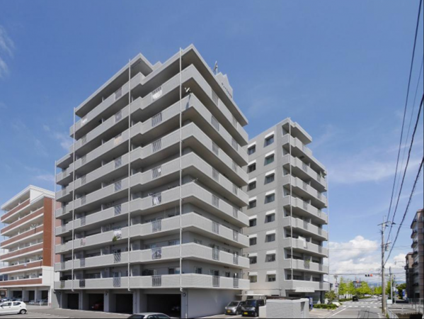 佐賀市鍋島、中古マンションの外観画像です
