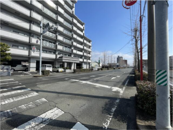 佐賀市鍋島、中古マンションの前面道路を含む現地写真画像です