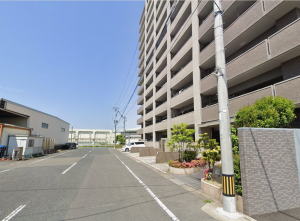 佐賀市卸本町、中古マンションの前面道路を含む現地写真画像です