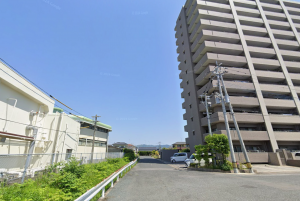 佐賀市卸本町、中古マンションの前面道路を含む現地写真画像です