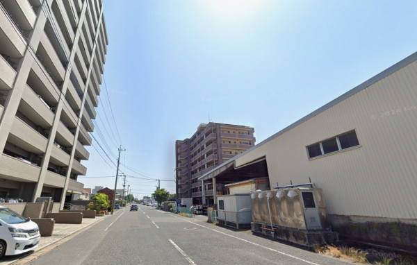 佐賀市卸本町、中古マンションの前面道路を含む現地写真画像です