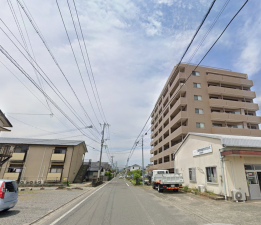 佐賀市大和町、中古マンションの前面道路を含む現地写真画像です