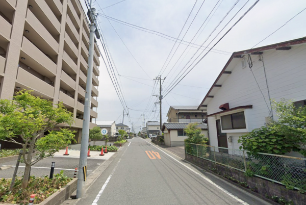 佐賀市大和町、中古マンションの前面道路を含む現地写真画像です