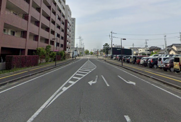 佐賀市兵庫北、中古マンションの前面道路を含む現地写真画像です