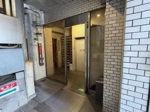 江東区亀戸、マンションのエントランス画像です