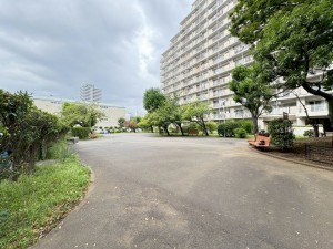 江東区南砂、マンションの前面道路を含む現地写真画像です