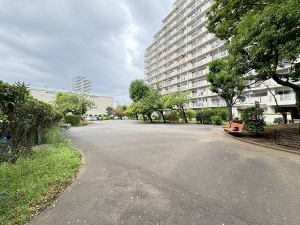 江東区南砂、マンションの前面道路を含む現地写真画像です