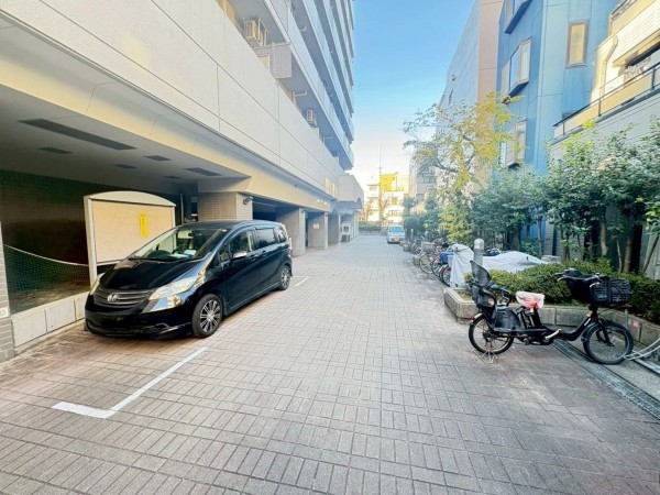 江東区毛利、マンションの駐車場画像です
