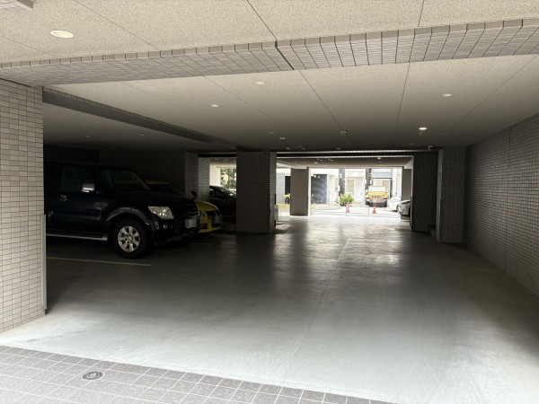 江東区亀戸、マンションの駐車場画像です