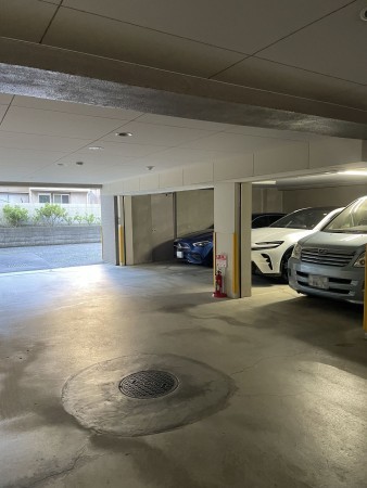 江東区海辺、マンションの駐車場画像です