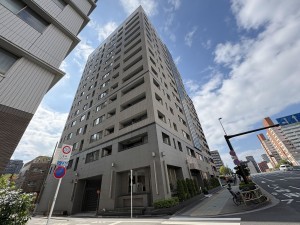 江東区亀戸、マンションの外観画像です