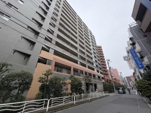 江東区亀戸、マンションの外観画像です