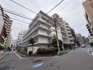 江東区亀戸、マンションの外観画像です