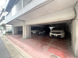 江東区富岡、マンションの駐車場画像です