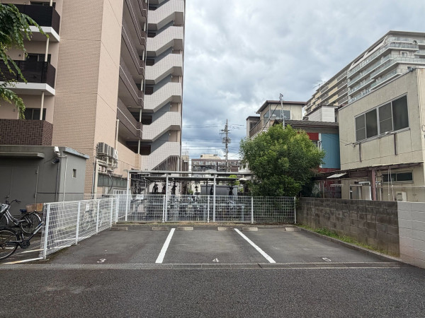 江東区東砂、マンションの駐車場画像です