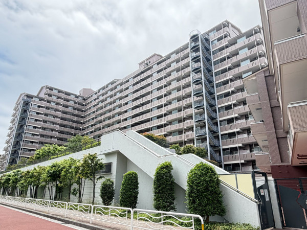 江東区亀戸、マンションの外観画像です