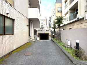 江東区大島、マンションの駐車場画像です