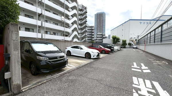 江東区越中島、マンションの駐車場画像です