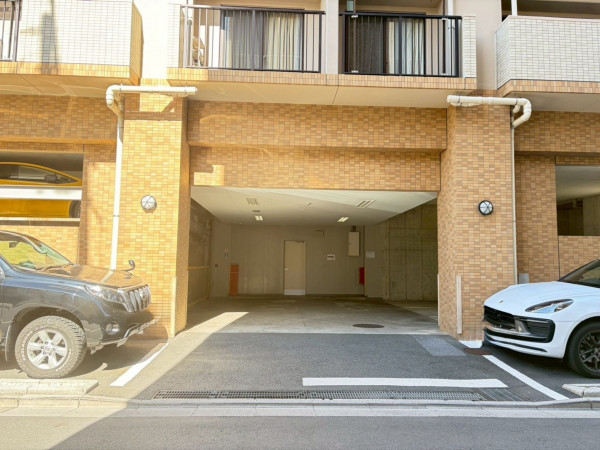 江東区亀戸、マンションの駐車場画像です