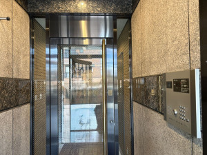 江東区大島、マンションのエントランス画像です