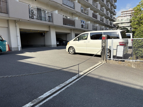 江東区亀戸、マンションの駐車場画像です