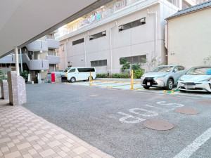 江東区亀戸、マンションの駐車場画像です