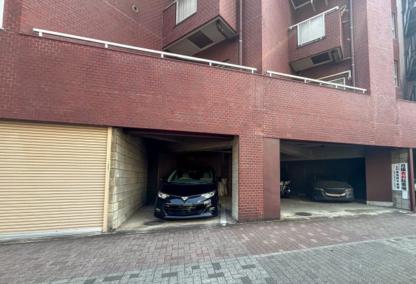江東区永代、マンションの駐車場画像です