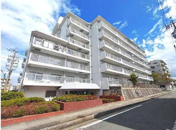 名古屋市名東区宝が丘、マンションの外観画像です