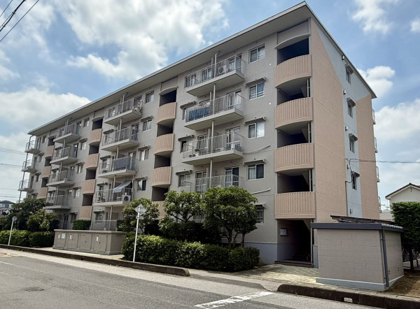 春日部市豊町、中古マンションの外観画像です