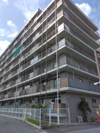 春日部市小渕、中古マンションの外観画像です