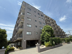 春日部市小渕、中古マンションの外観画像です
