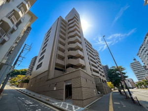 福岡市中央区桜坂、中古マンションの外観画像です