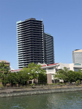 福岡市中央区地行浜、中古マンションの外観画像です