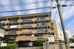 岡崎市戸崎町、中古マンションの外観画像です