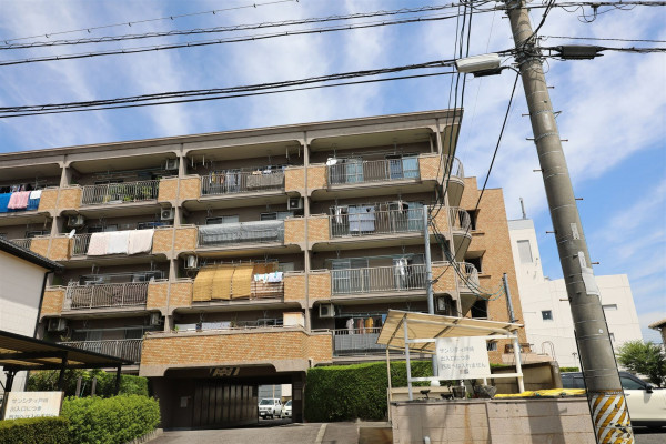 岡崎市戸崎町、中古マンションの外観画像です
