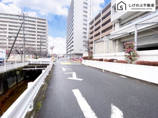 栗東市綣、中古マンションの前面道路を含む現地写真画像です