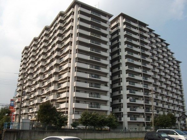 姫路市飾磨区加茂、マンションの外観画像です