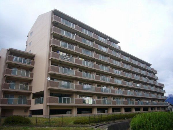 姫路市青山、マンションの外観画像です