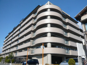 姫路市飾磨区構、マンションの外観画像です