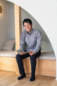 東誠人